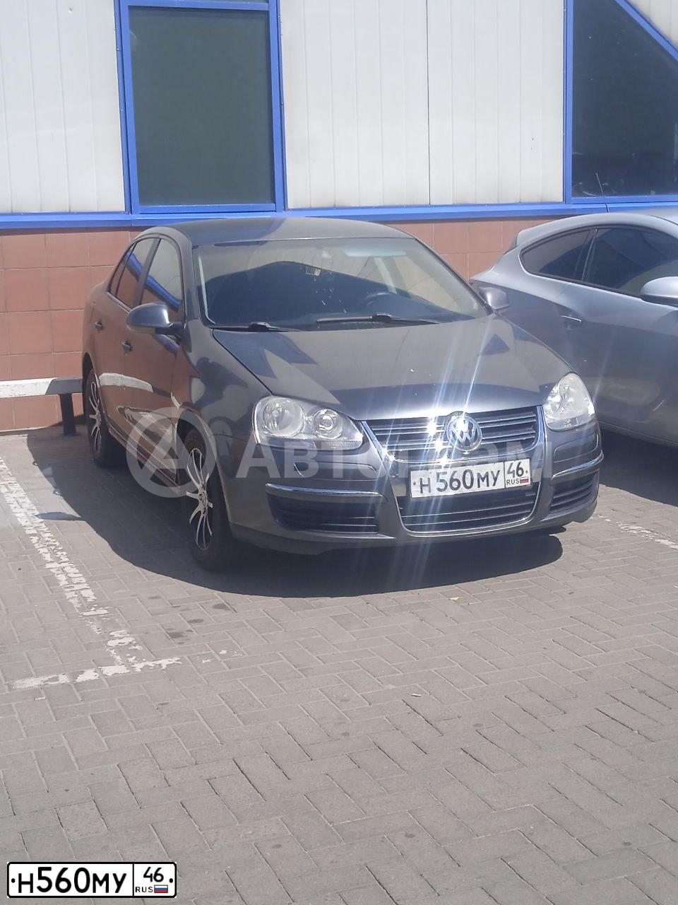 Фото автомобиля VOLKSWAGEN JETTA, 2009 — госномер Н560МУ46. Цвет: ТЕМНО-СЕРЫЙ