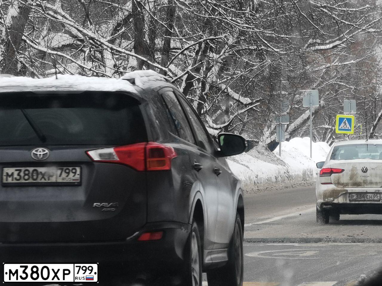 Фото автомобиля TOYOTA RAV4, 2013 — госномер М380ХР799. Цвет: Серый