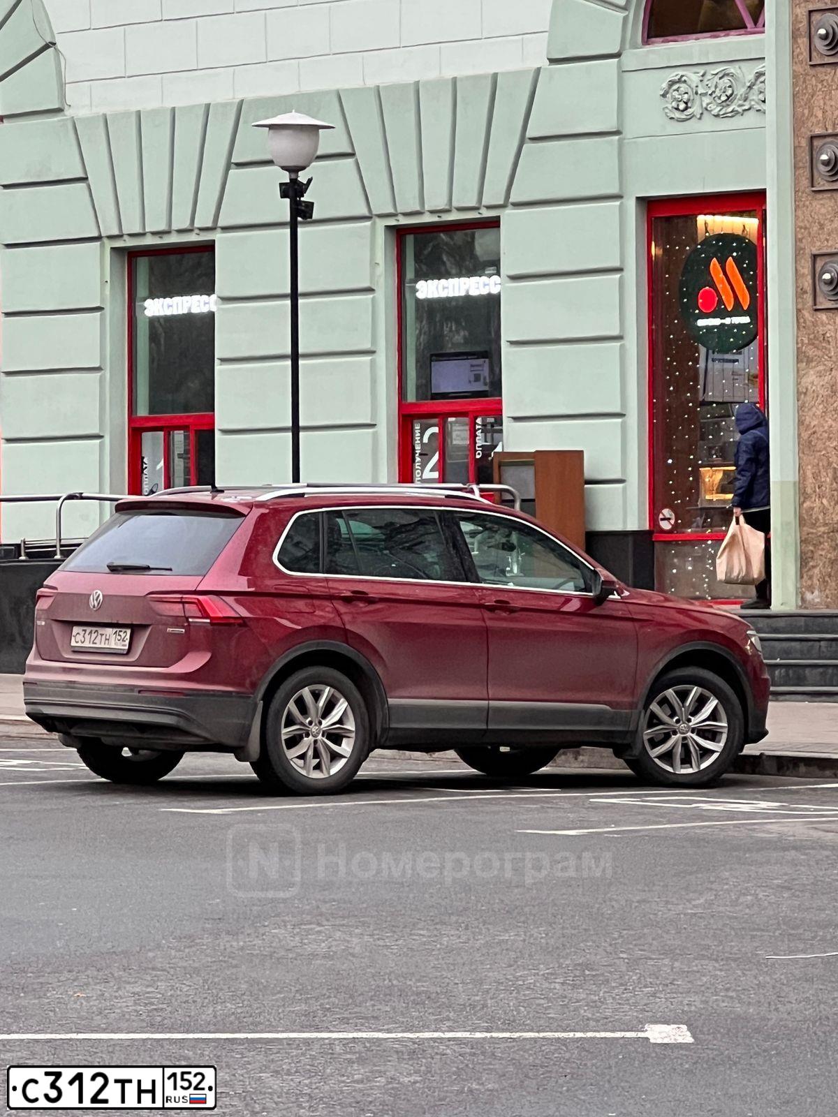 Фото автомобиля VOLKSWAGEN TIGUAN, 2020 — госномер С312ТН152. Цвет: ВИШНЕВЫЙ.КРАСНЫЙ