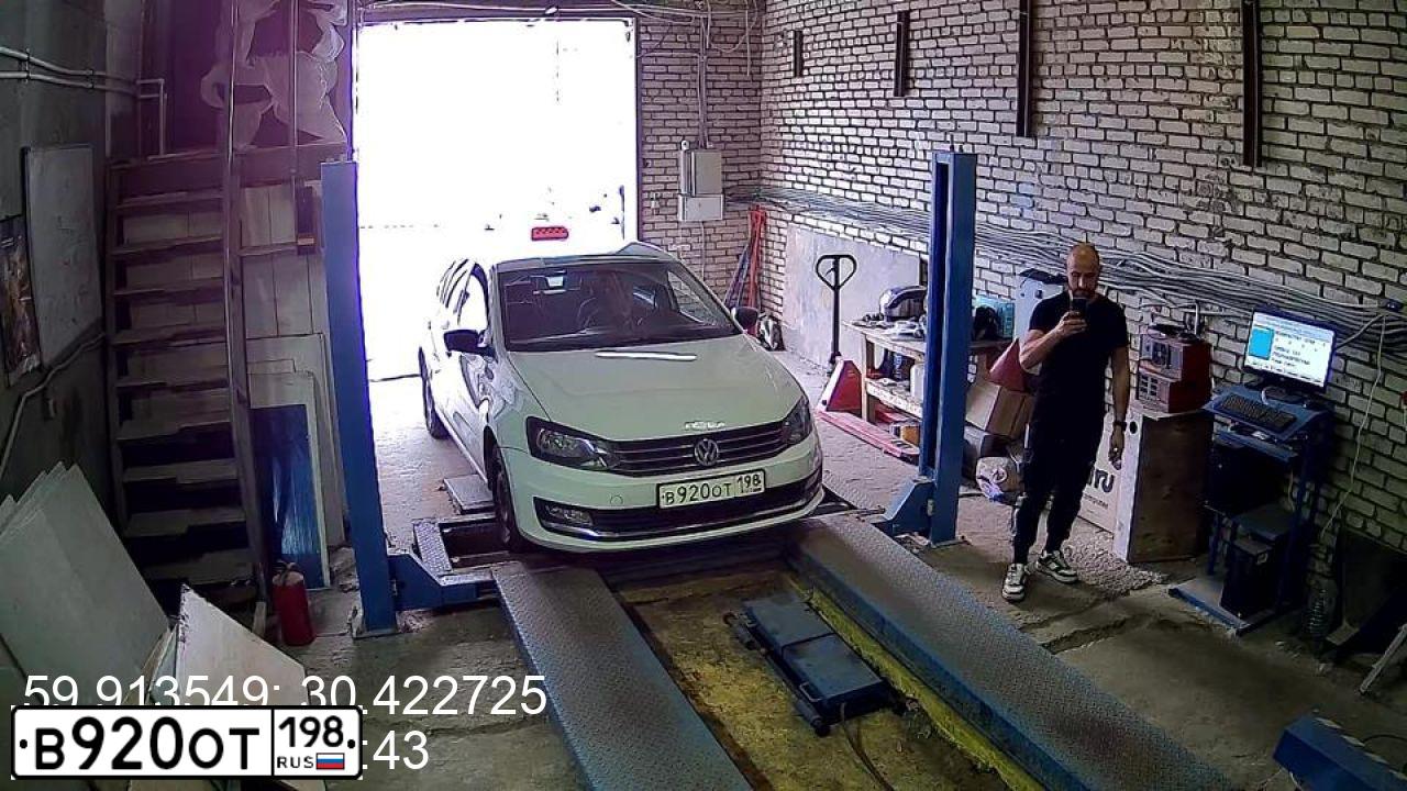 Фото автомобиля VOLKSWAGEN POLO, 2019 — госномер В920ОТ198. Цвет: Белый
