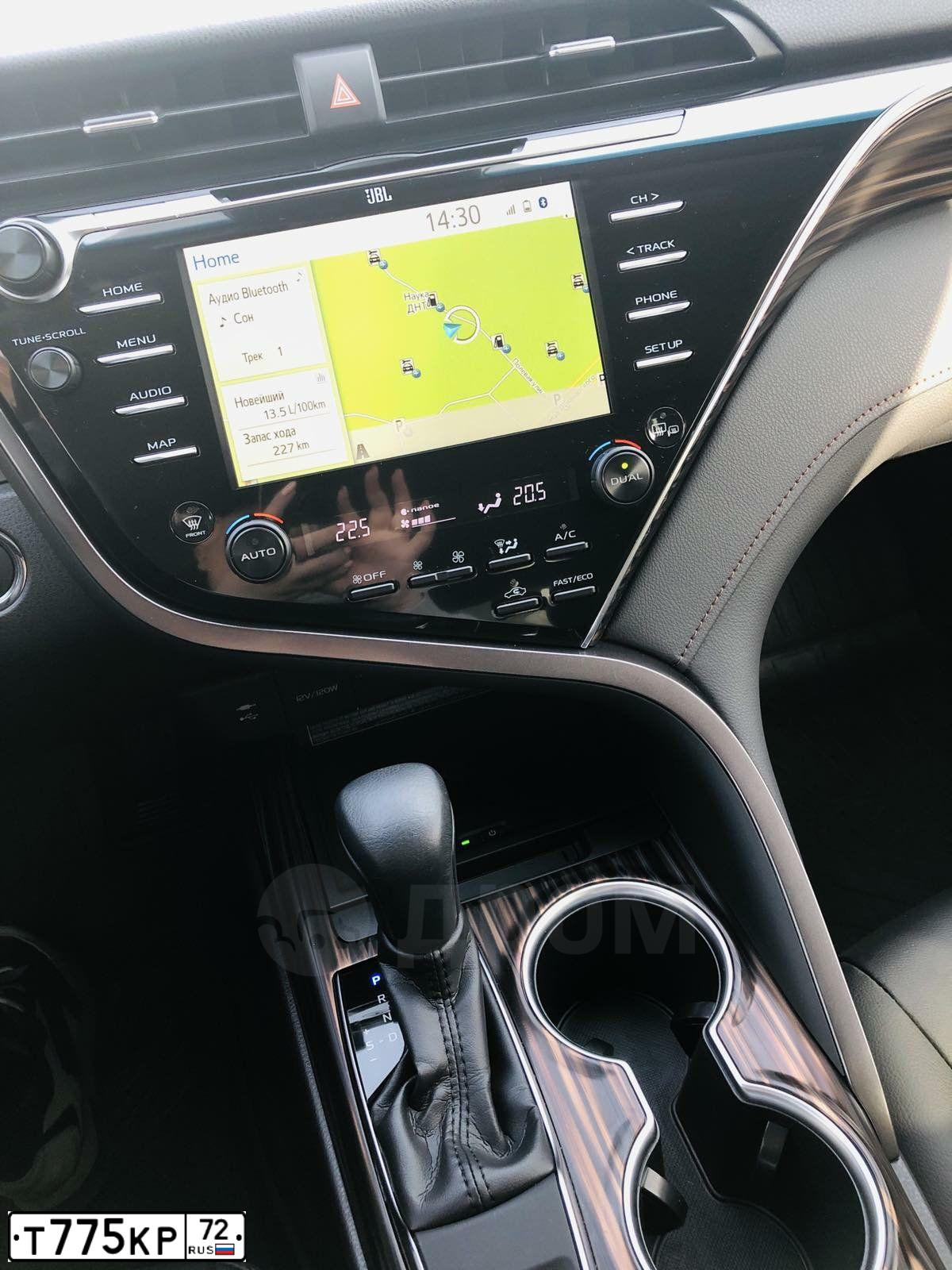 Фото автомобиля TOYOTA CAMRY, 2019 — госномер Т775КР72. Цвет: Коричневый