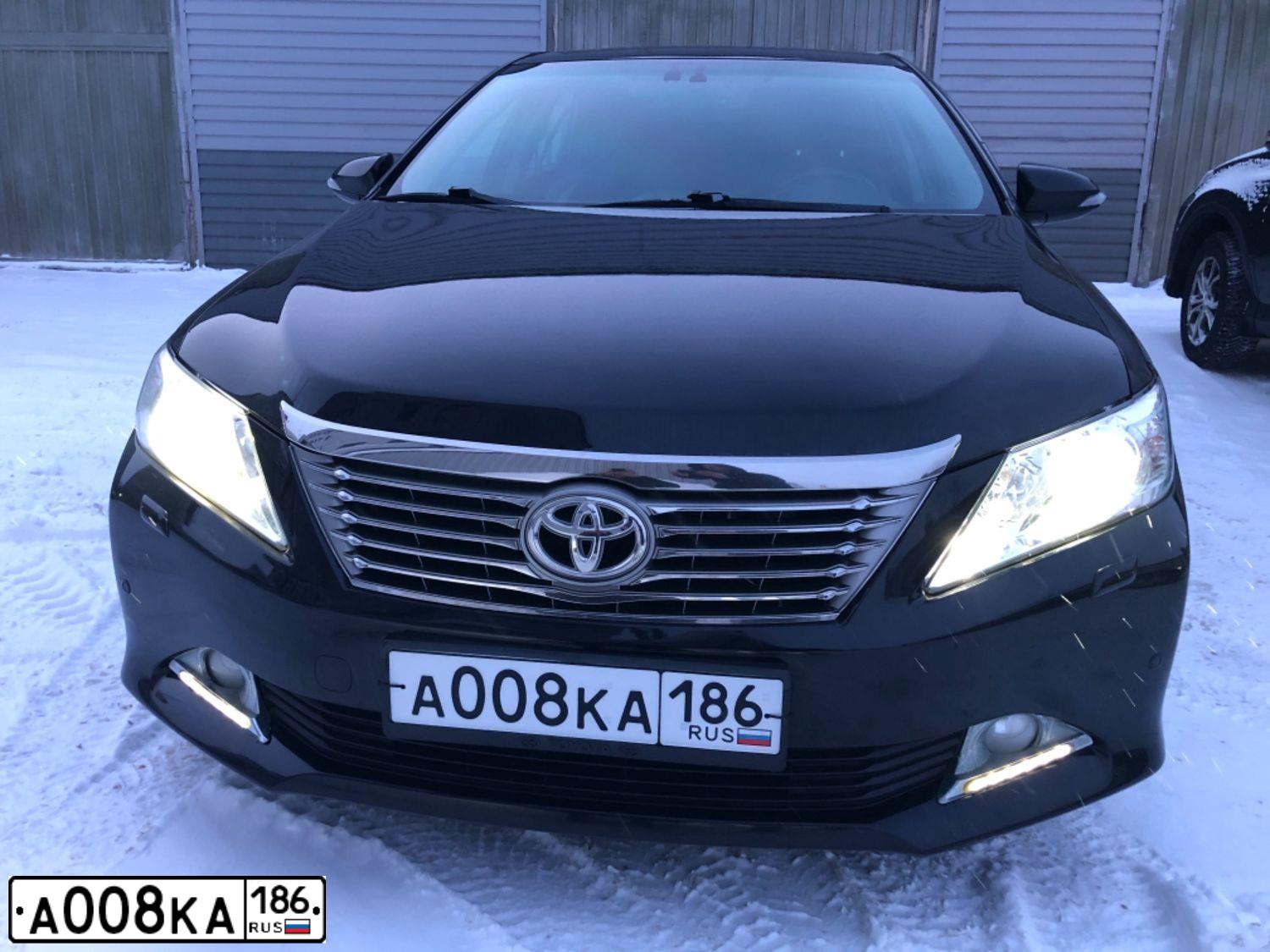 Фото автомобиля TOYOTA CAMRY, 2013 — госномер А335ТУ01. Цвет: ЧЕРНЫЙ МЕТАЛЛИК