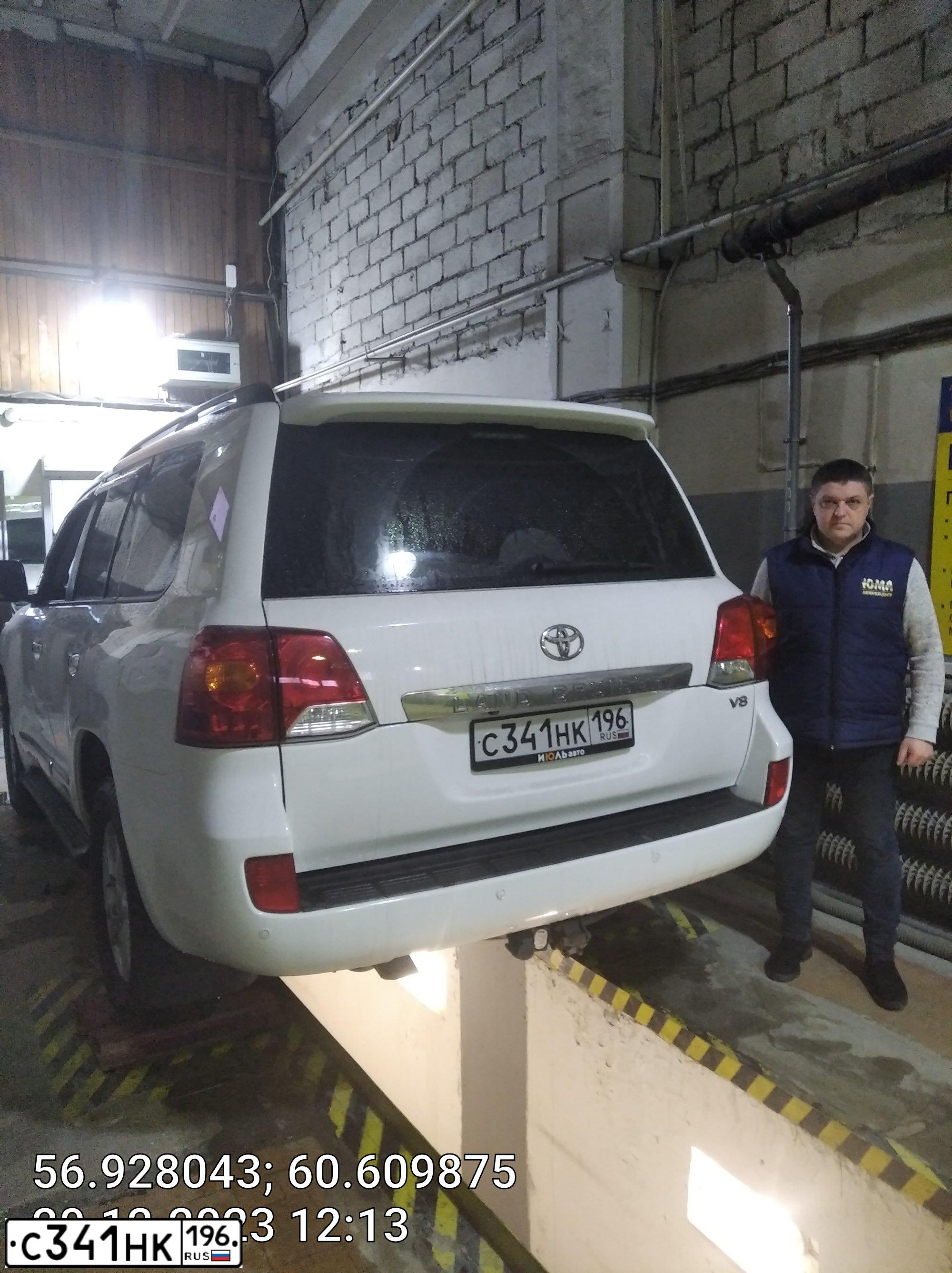 Фото автомобиля TOYOTA LANDCRUISER 200, 2012 — госномер Н777РС96. Цвет: Белый