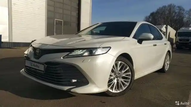 Фото автомобиля TOYOTA CAMRY, 2019 — госномер Е516ЕС716. Цвет: БЕЛЫЙ ПЕРЛАМУТР