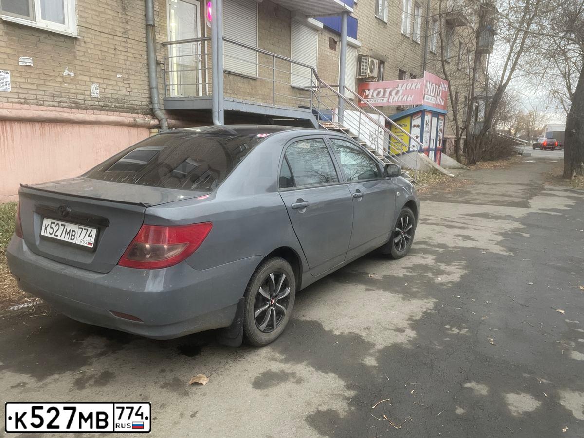 Фото автомобиля BYD D F3, 2008 — госномер К527МВ774. Цвет: СЕРЫЙ