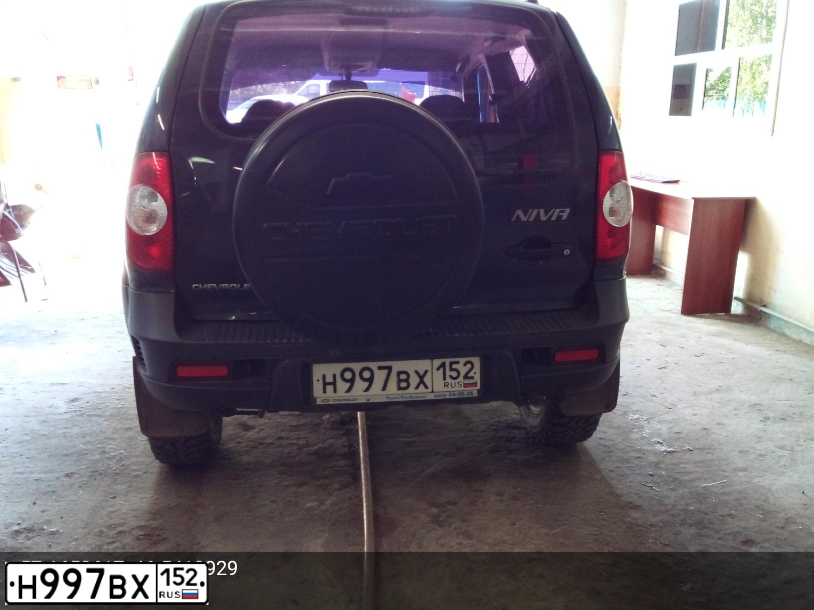 Фото автомобиля CHEVROLET NIVA, 2013 — госномер А222МХ21. Цвет: ЧЕРНО-СИНИЙ
