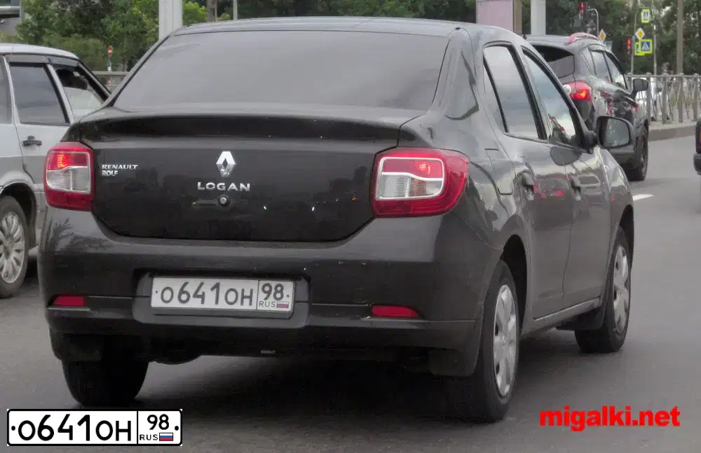 Фото автомобиля RENAULT LOGAN, 2014 — госномер К580ЕТ147. Цвет: ЧЕРНЫЙ