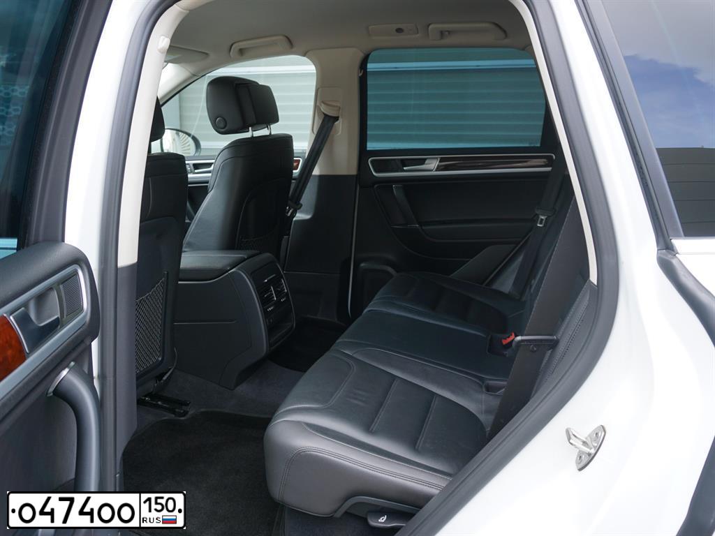 Фото автомобиля VOLKSWAGEN TOUAREG, 2015 — госномер М454УС799. Цвет: Белый