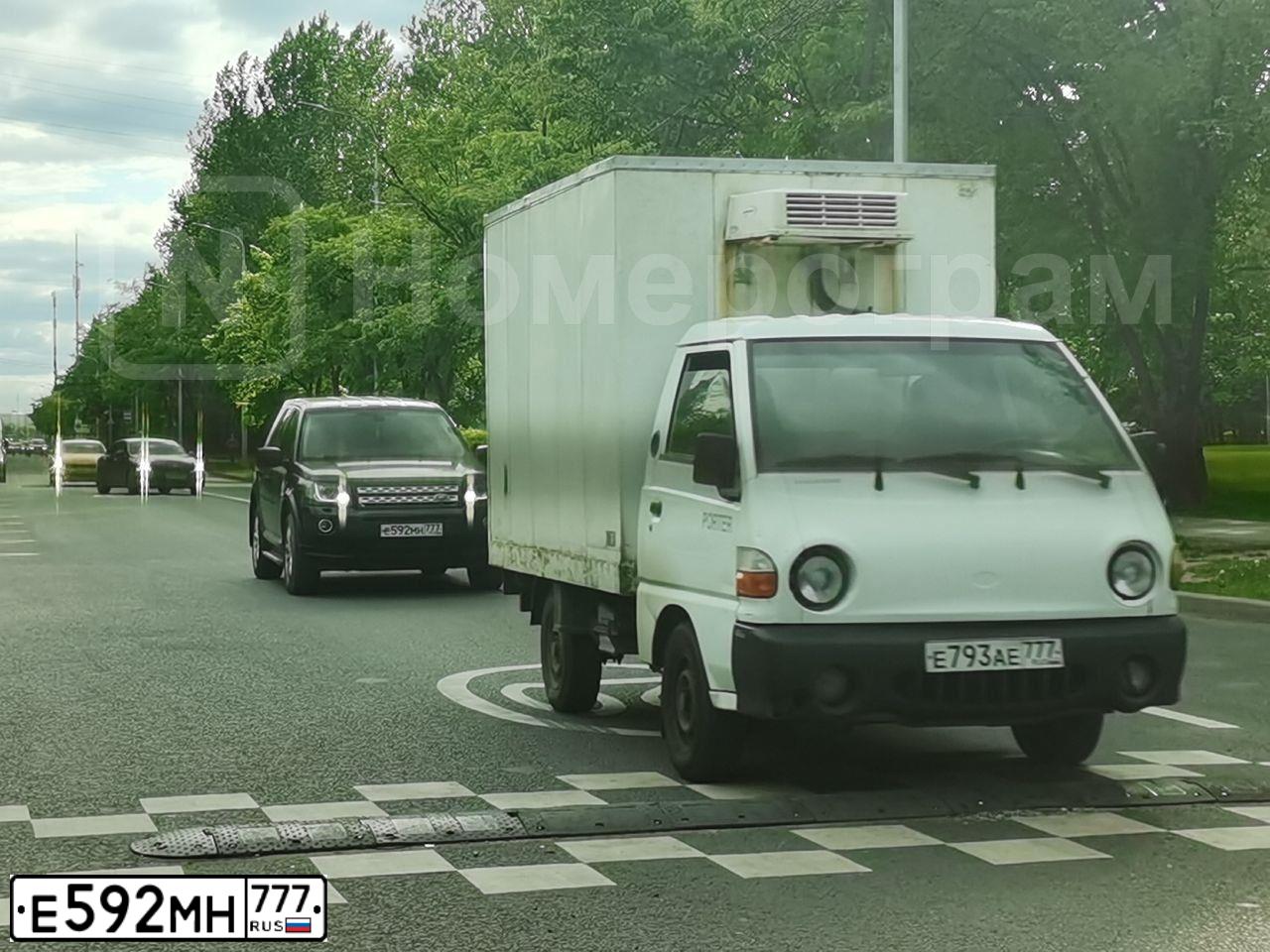 Фото автомобиля LANDROVER FREELANDER, 2014 — госномер Е592МН777. Цвет: синий