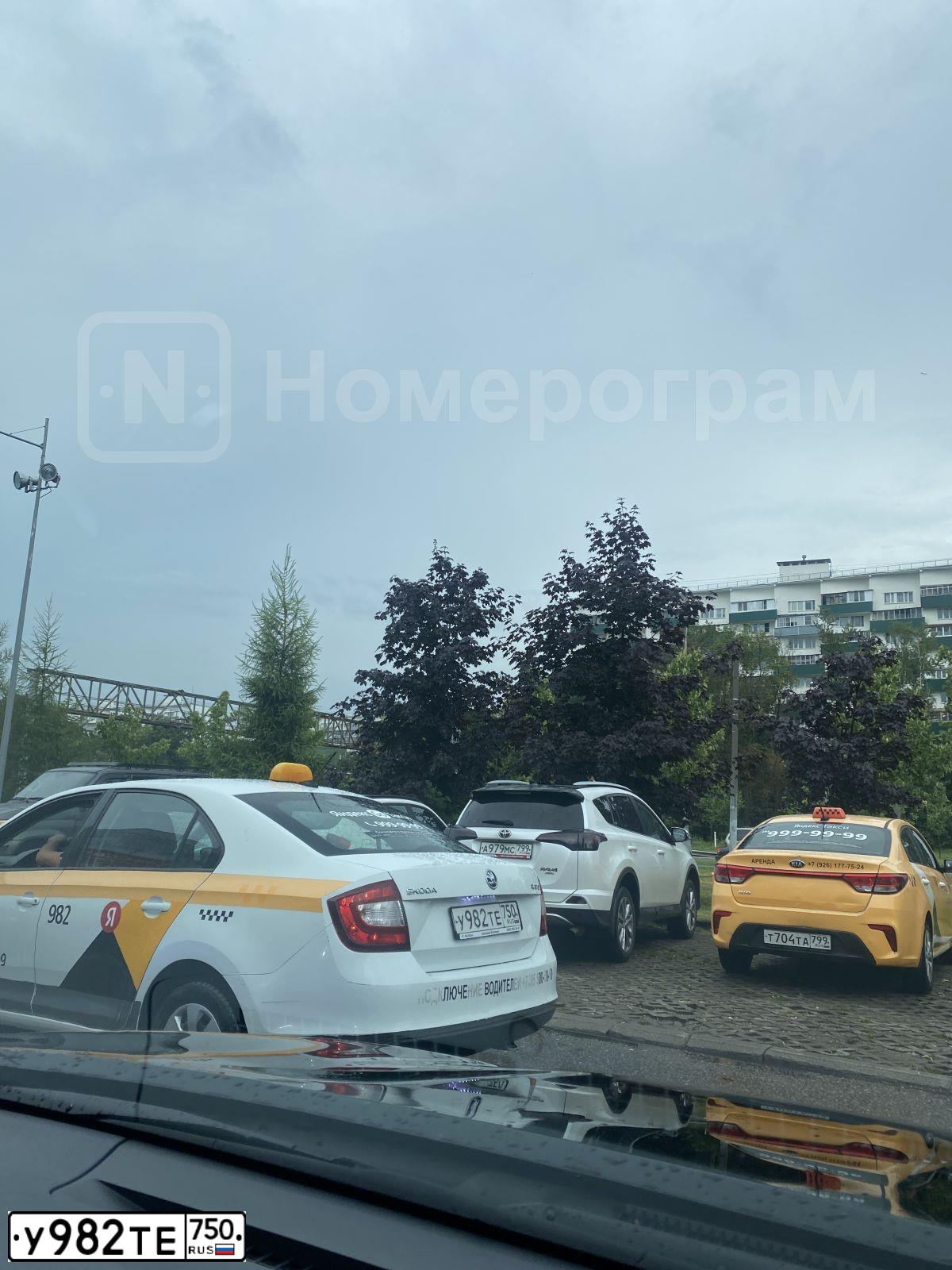 Фото автомобиля SKODA RAPID, 2018 — госномер О829МР136. Цвет: БЕЛЫЙ-ЖЕЛТЫЙ-СЕРЫЙ
