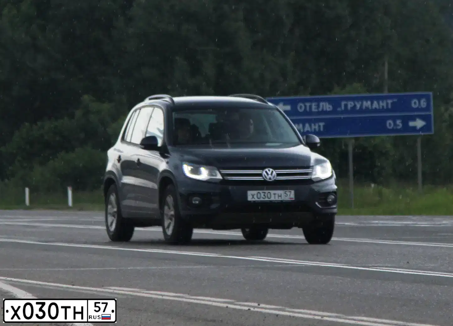 Фото автомобиля VOLKSWAGEN TIGUAN, 2013 — госномер Х030ТН57. Цвет: ТЕМНО-СИНИЙ