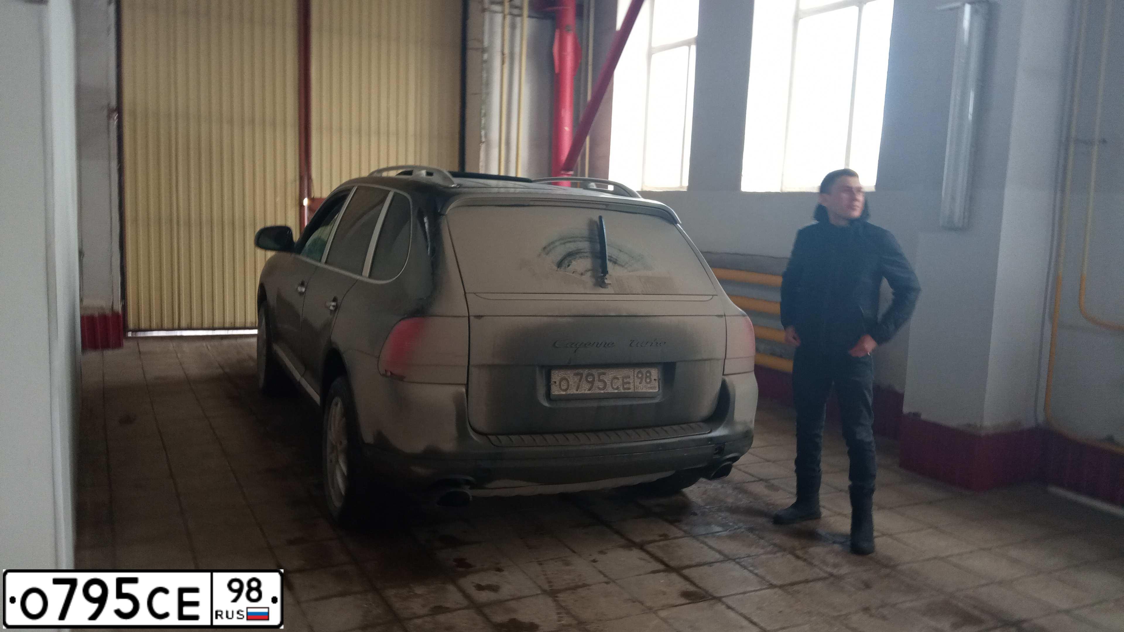 Фото автомобиля PORSCHE CAYENNE, 2003 — госномер О795СЕ98. Цвет: ЧЕРНЫЙ