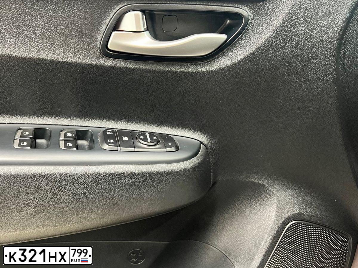 Фото автомобиля KIA RIO, 2019 — госномер Р160РН790. Цвет: СВЕТЛО-КОРИЧНЕВЫЙ