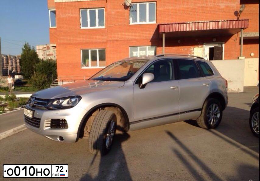 Фото автомобиля VOLKSWAGEN TOUAREG, 2011 — госномер О010НО72. Цвет: серебристый
