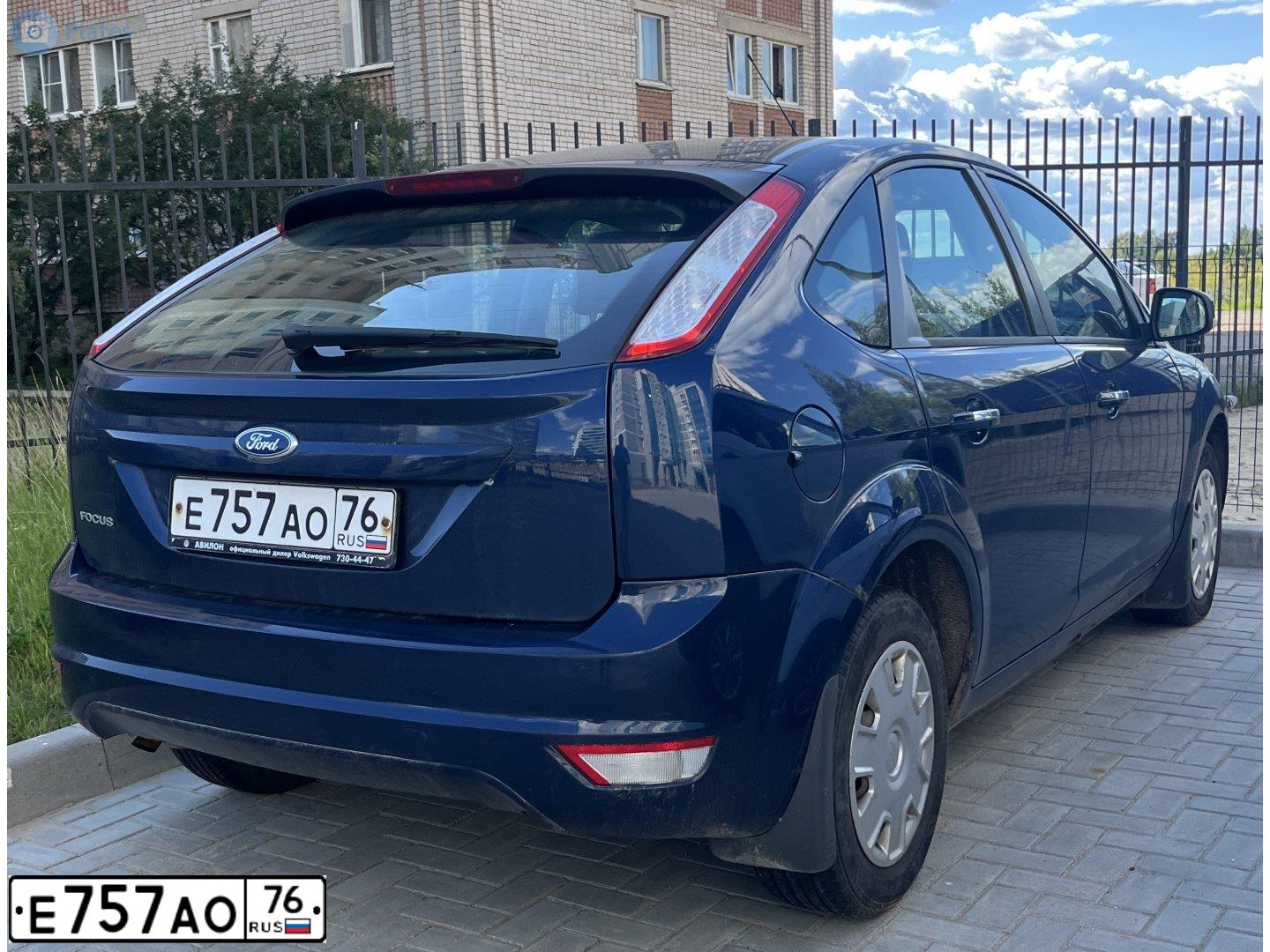 Фото автомобиля FORD FOCUS, 2010 — госномер Е757АО76. Цвет: ТЕМНО-СИНИЙ