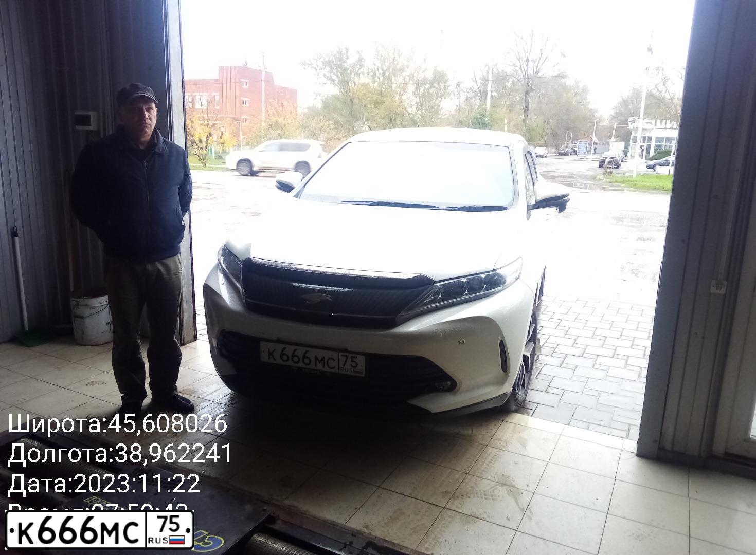 Фото автомобиля TOYOTA LAND CRUISER 150, 2011 — госномер О814ЕО75