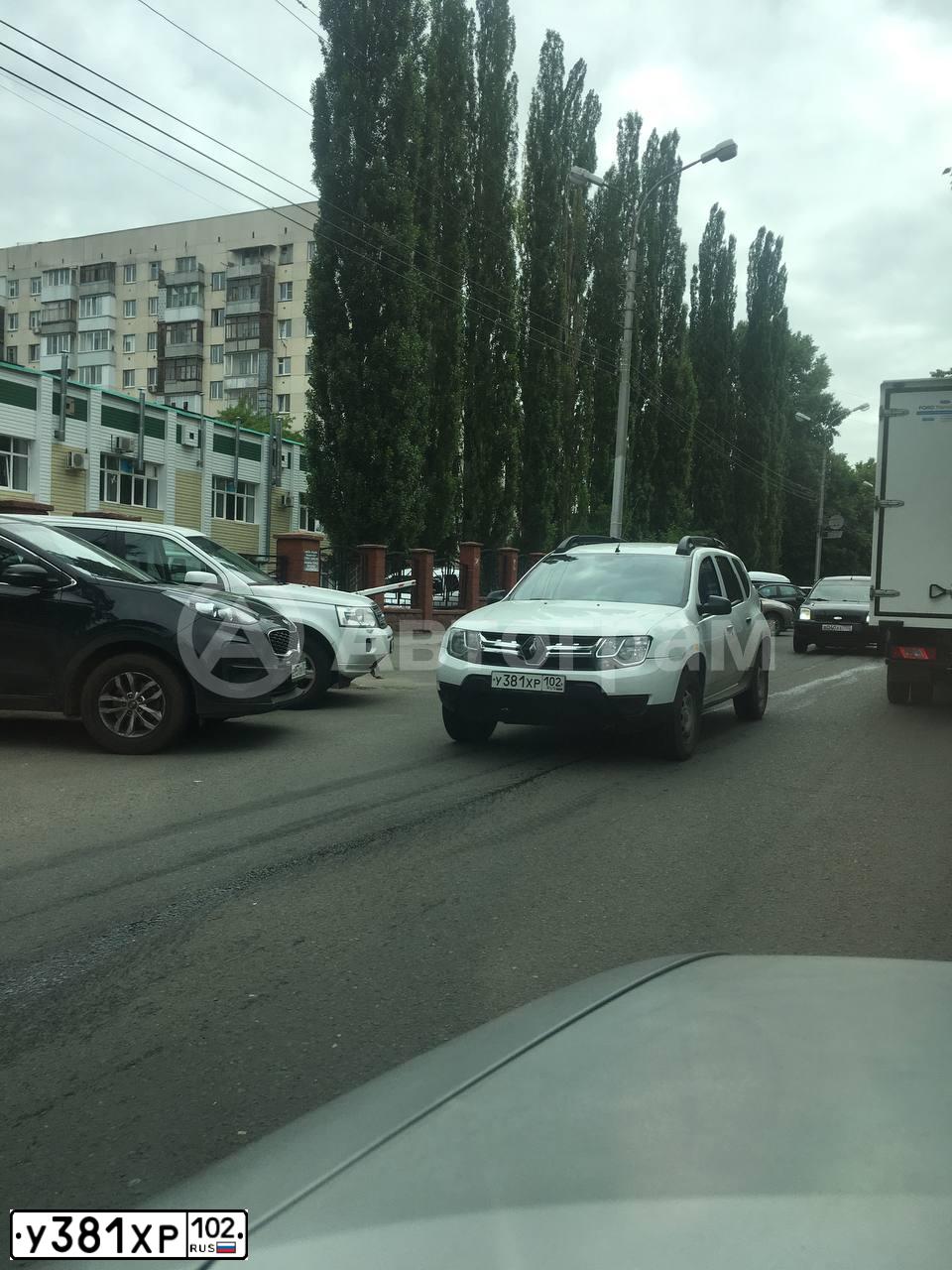 Фото автомобиля RENAULT DUSTER, 2018 — госномер У381ХР102. Цвет: Белый
