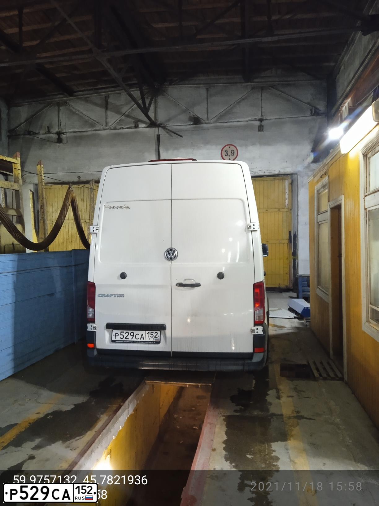 Фото автомобиля VOLKSWAGEN CRAFTER, 2018 — госномер Р529СА152. Цвет: Белый