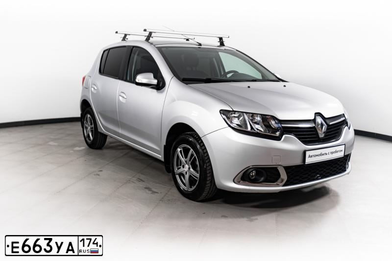 Фото автомобиля RENAULT SANDERO, 2015 — госномер О144АР774. Цвет: СВЕТЛО-СЕРЫЙ