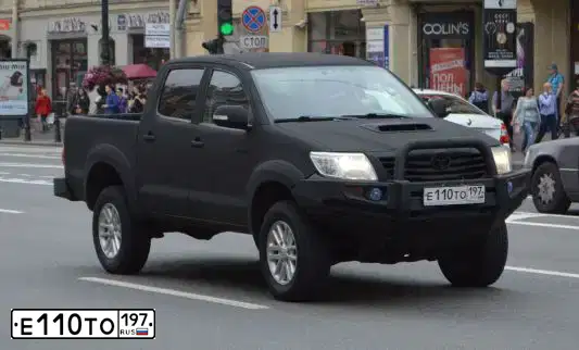 Фото автомобиля TOYOTA HILUX, 2012 — госномер Е110ТО197. Цвет: ЧЕРНЫЙ