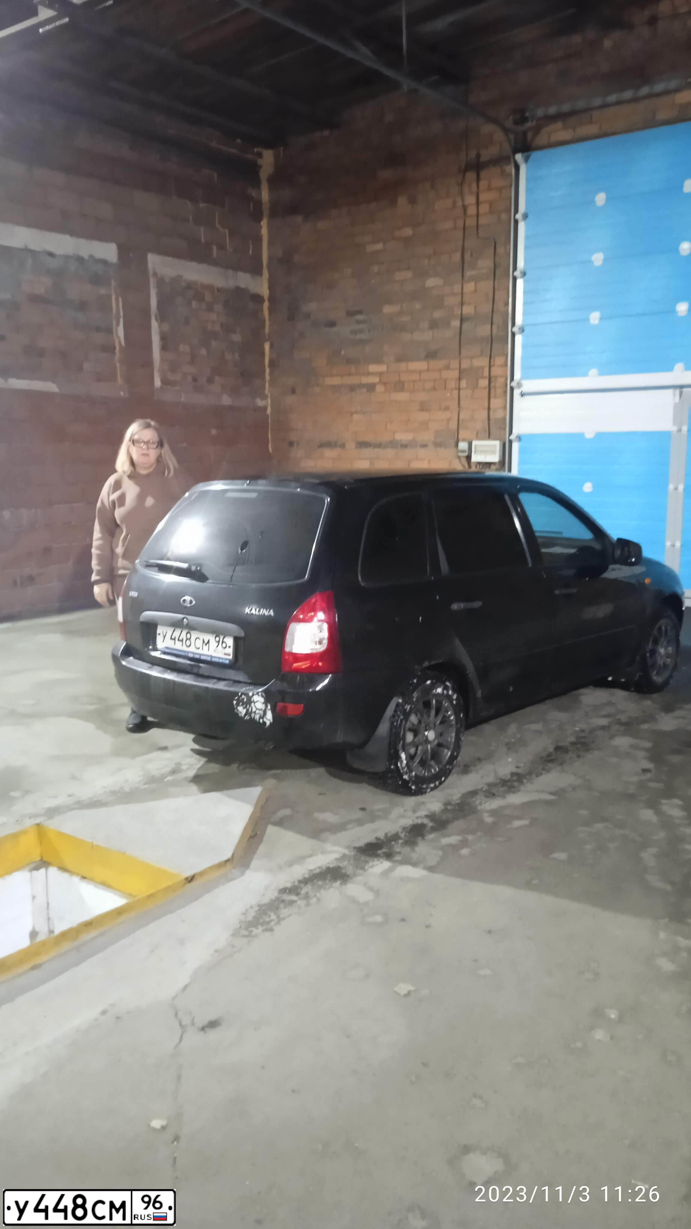 Фото автомобиля LADA 1117 KALINA, 2012 — госномер У448СМ96. Цвет: Сине-Черный