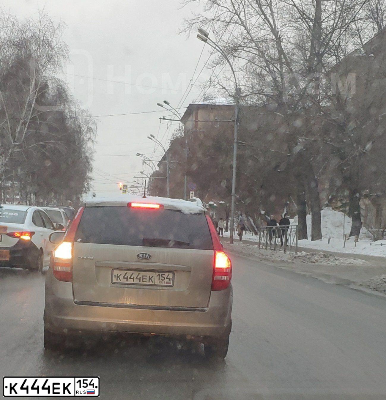 Фото автомобиля KIA CEE'D, 2011 — госномер К444ЕК154. Цвет: Серебристый