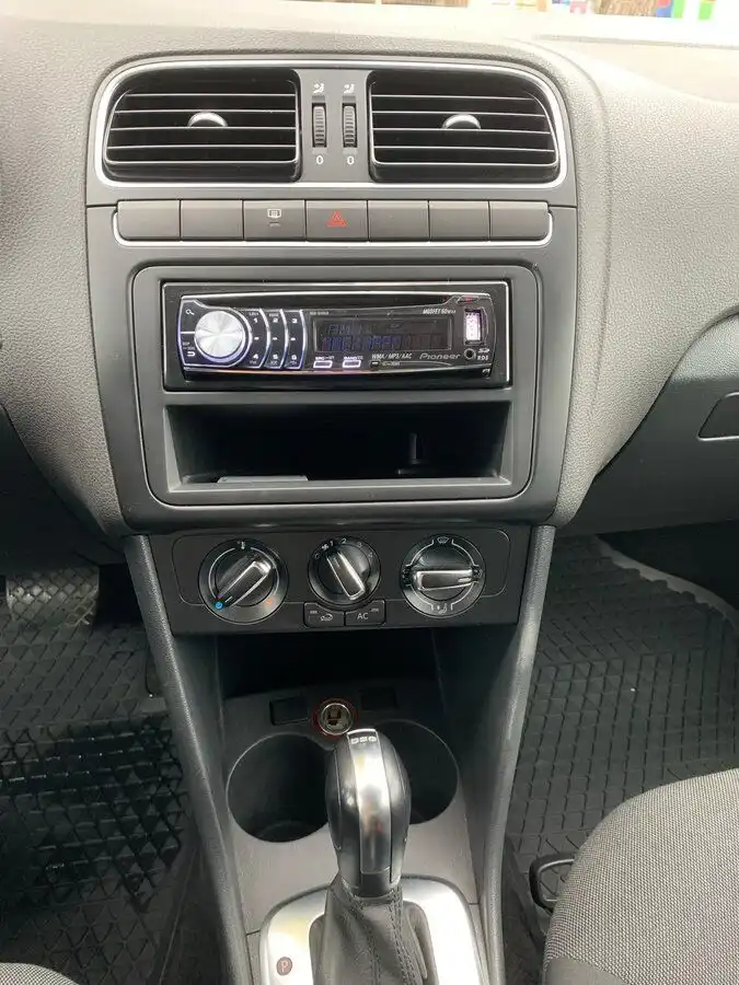 Фото автомобиля VOLKSWAGEN POLO, 2011 — госномер Х291РМ790. Цвет: ЖЕЛТО-ПЕСОЧНЫЙ
