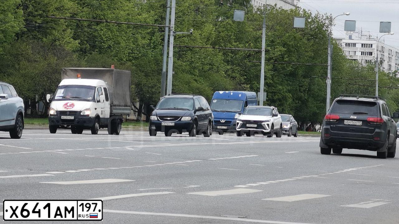 Фото автомобиля JEEP GRAND CHEROKEE, 2015 — госномер Х641АМ197. Цвет: СЕРЫЙ