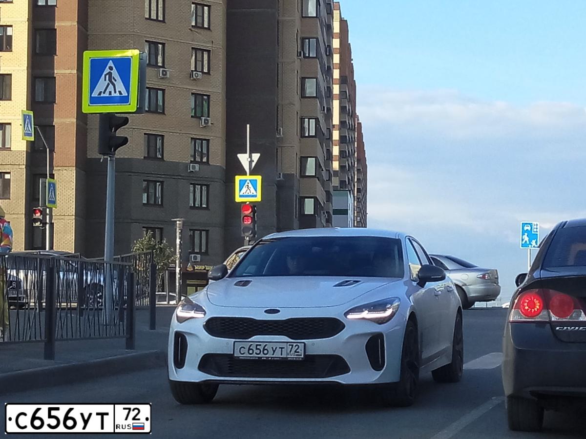 Фото автомобиля KIA STINGER, 2019 — госномер У758УК72. Цвет: Белый