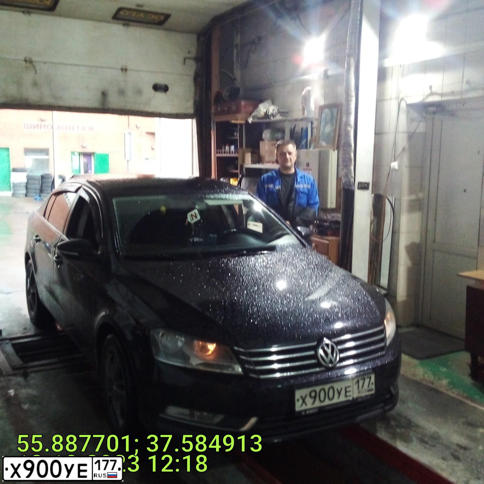 Фото автомобиля VOLKSWAGEN TOUAREG, 2005 — госномер О102ОО97. Цвет: Темно-зеленый
