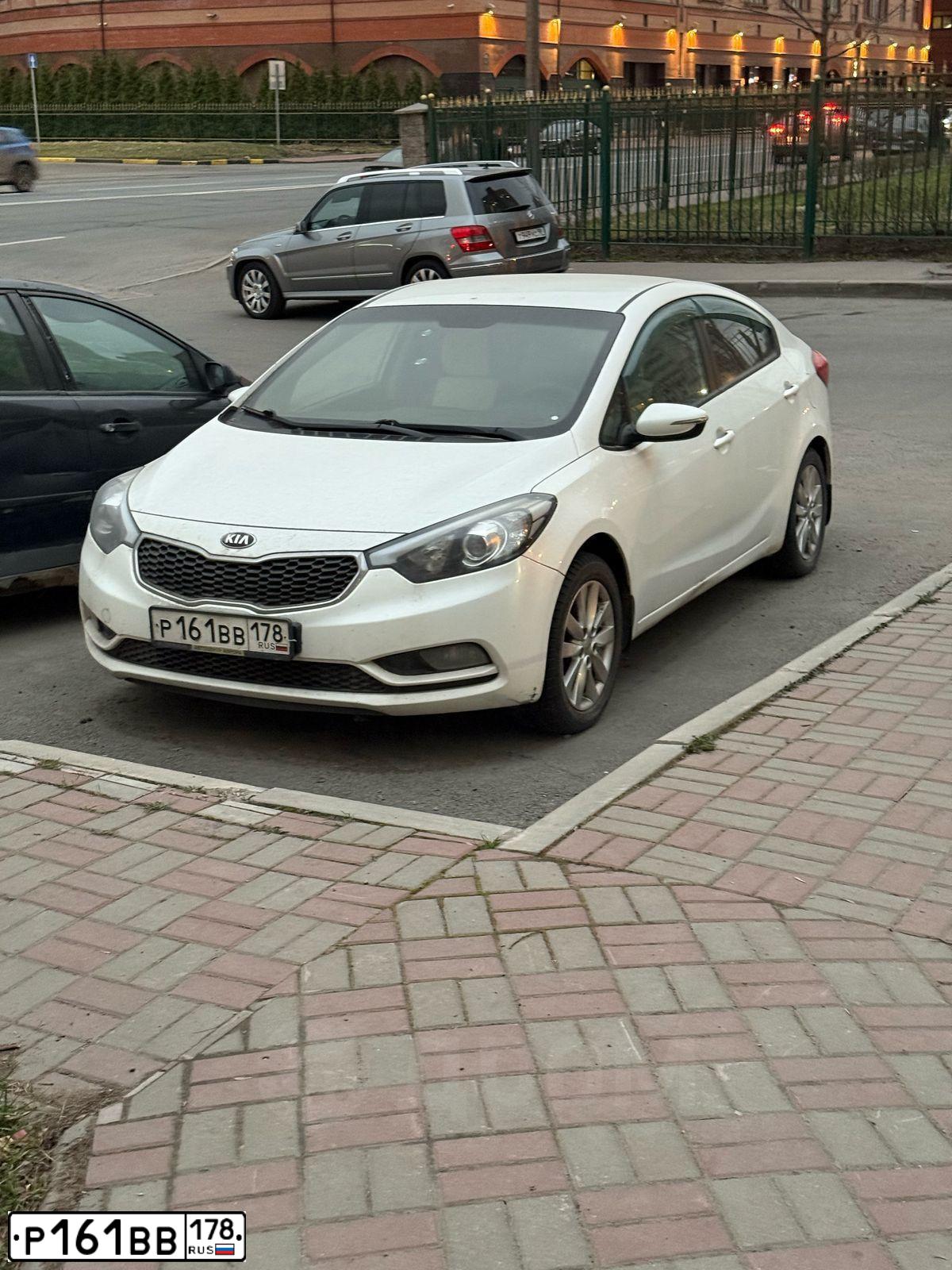 Фото автомобиля KIA CERATO, 2013 — госномер Е391РМ761. Цвет: Белый