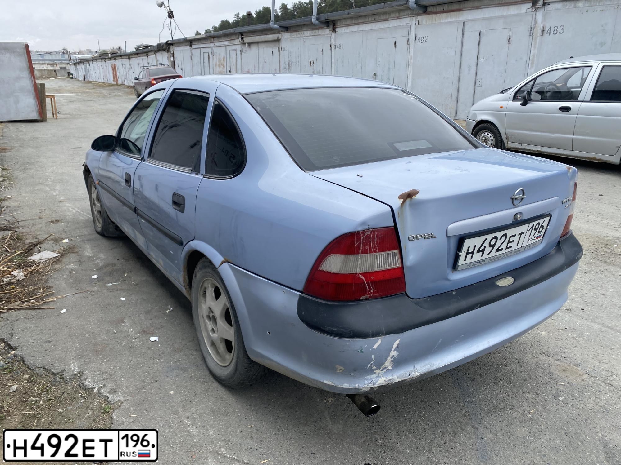 Фото автомобиля OPEL VECTRA, 1998 — госномер Н492ЕТ196. Цвет: голубой