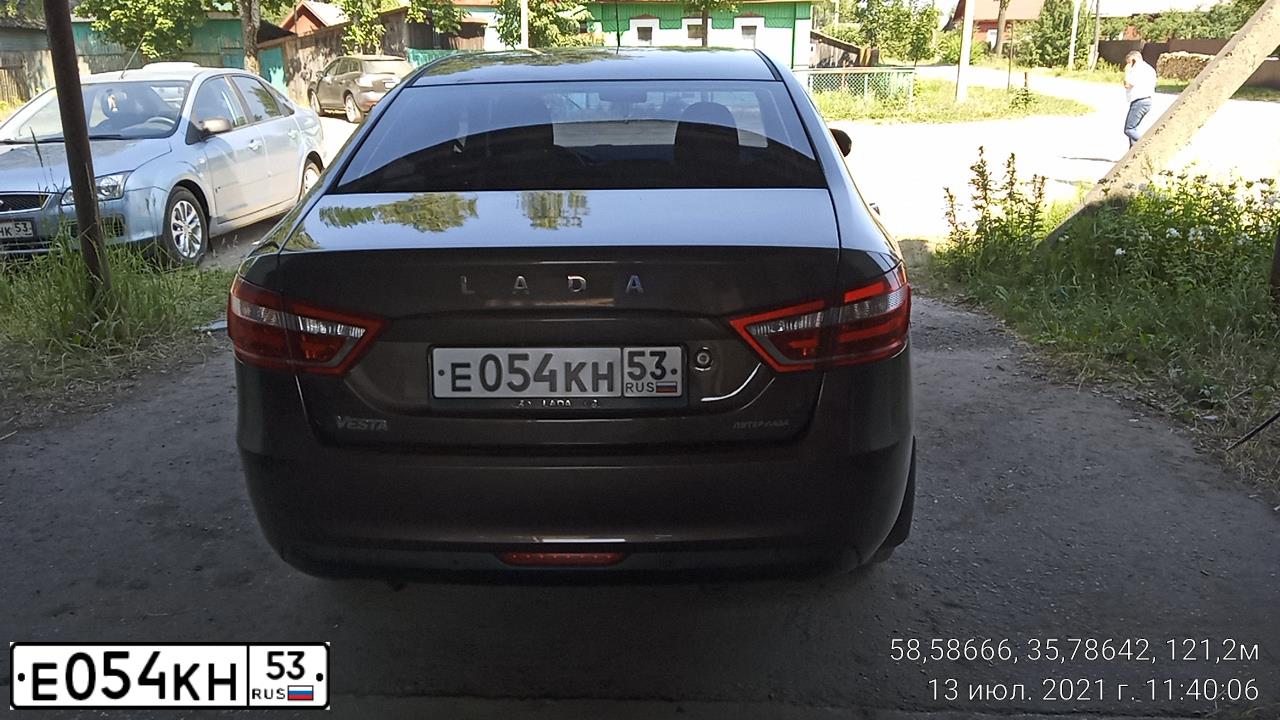Фото автомобиля LADA VESTA, 2016 — госномер Е054КН53. Цвет: КОРИЧНЕВЫЙ