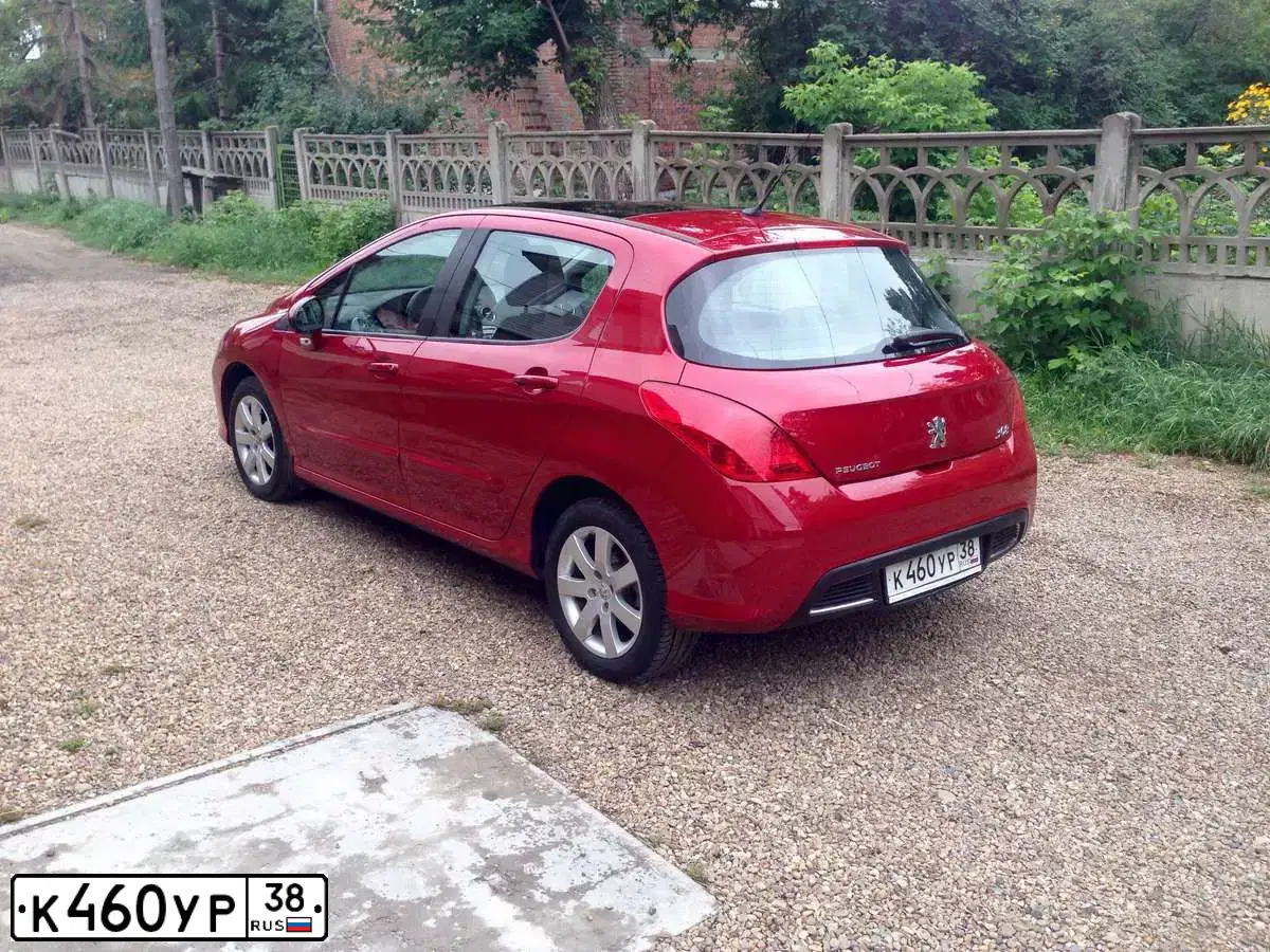 Фото автомобиля PEUGEOT 308, 2011 — госномер М440АХ138. Цвет: КРАСНЫЙ