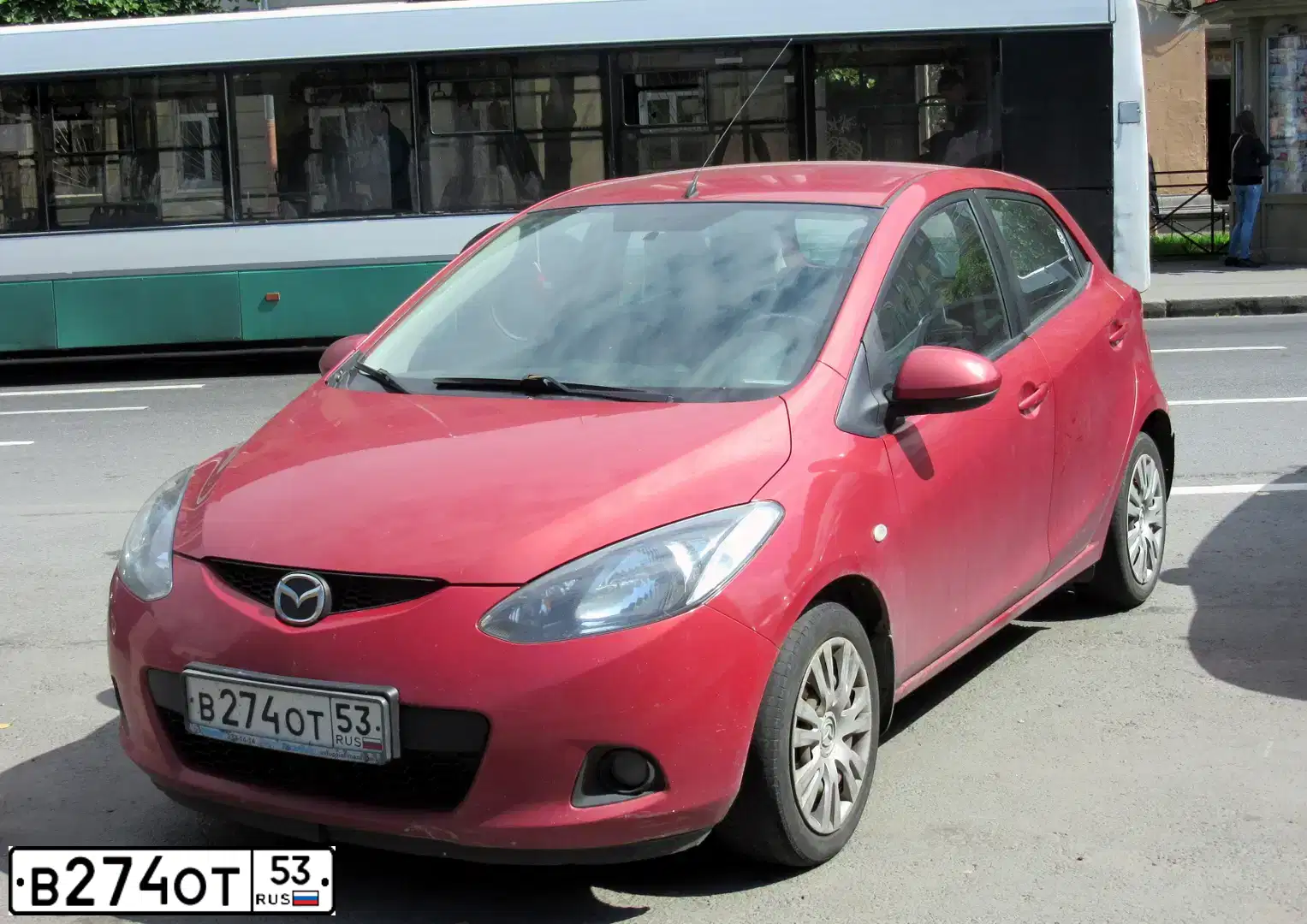 Фото автомобиля MAZDA 2, 2008 — госномер В274ОТ53. Цвет: Красный