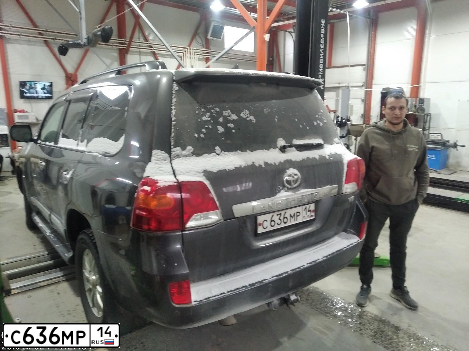 Фото автомобиля TOYOTA LANDCRUISER 200, 2013 — госномер С528ВМ77. Цвет: Серый