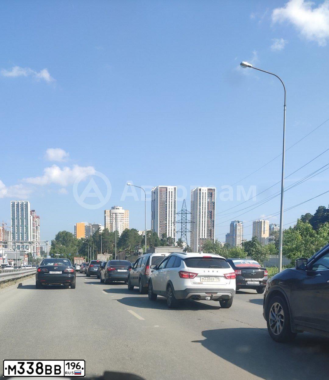 Фото автомобиля LADA VESTA, 2019 — госномер М338ВВ196. Цвет: БЕЛЫЙ