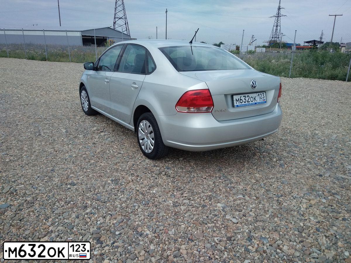 Фото автомобиля VOLKSWAGEN POLO, 2014 — госномер Е987АМ193. Цвет: СЕРЕБРИСТО-ЖЕЛТЫЙ