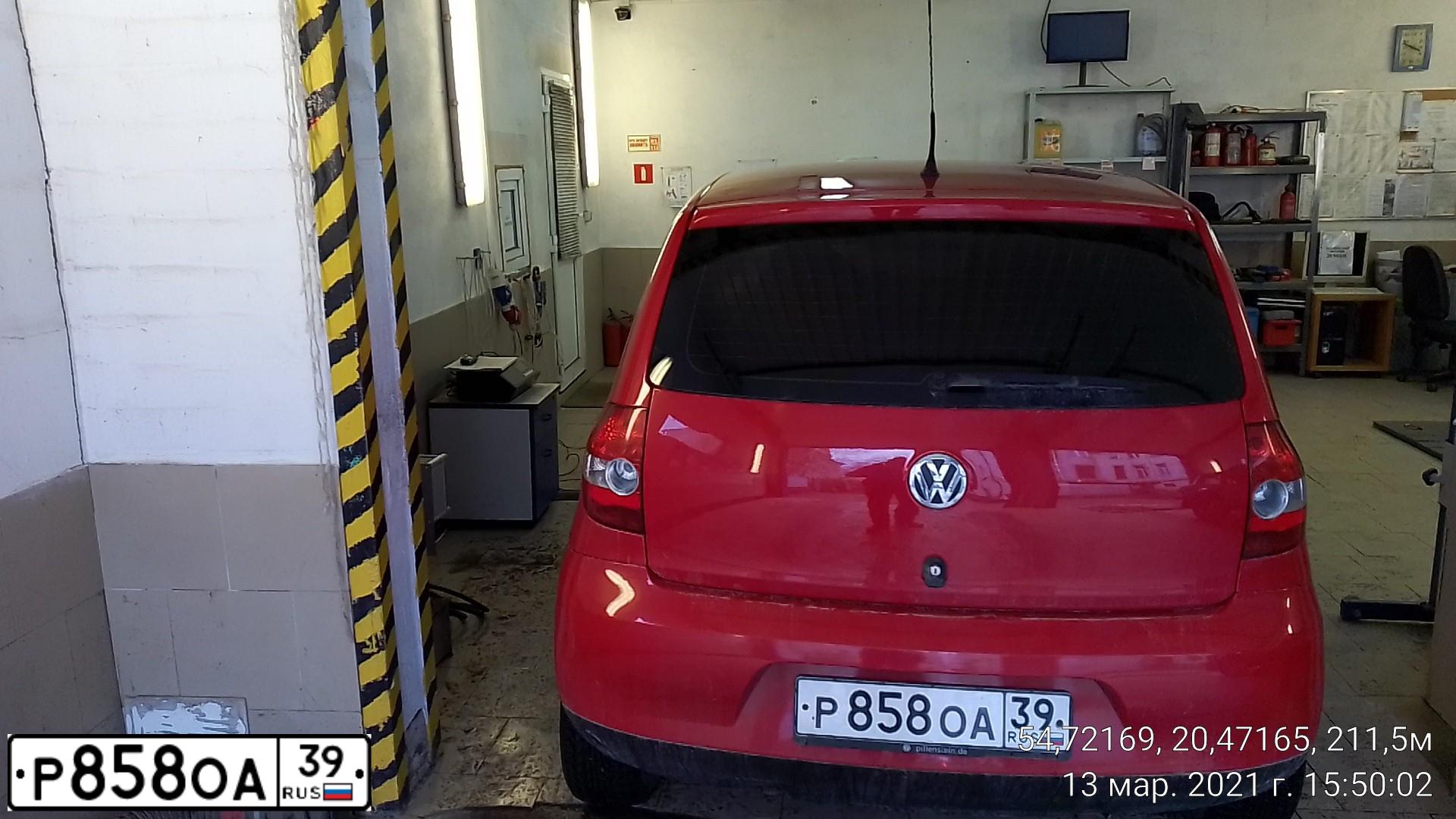 Фото автомобиля VOLKSWAGEN FOX, 2009 — госномер Р858ОА39. Цвет: Красный