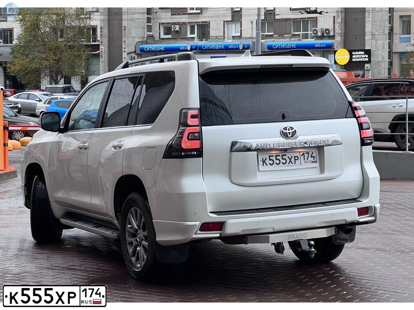 Фото автомобиля TOYOTA LANDCRUISER, 2020 — госномер К555ХР174. Цвет: Белый