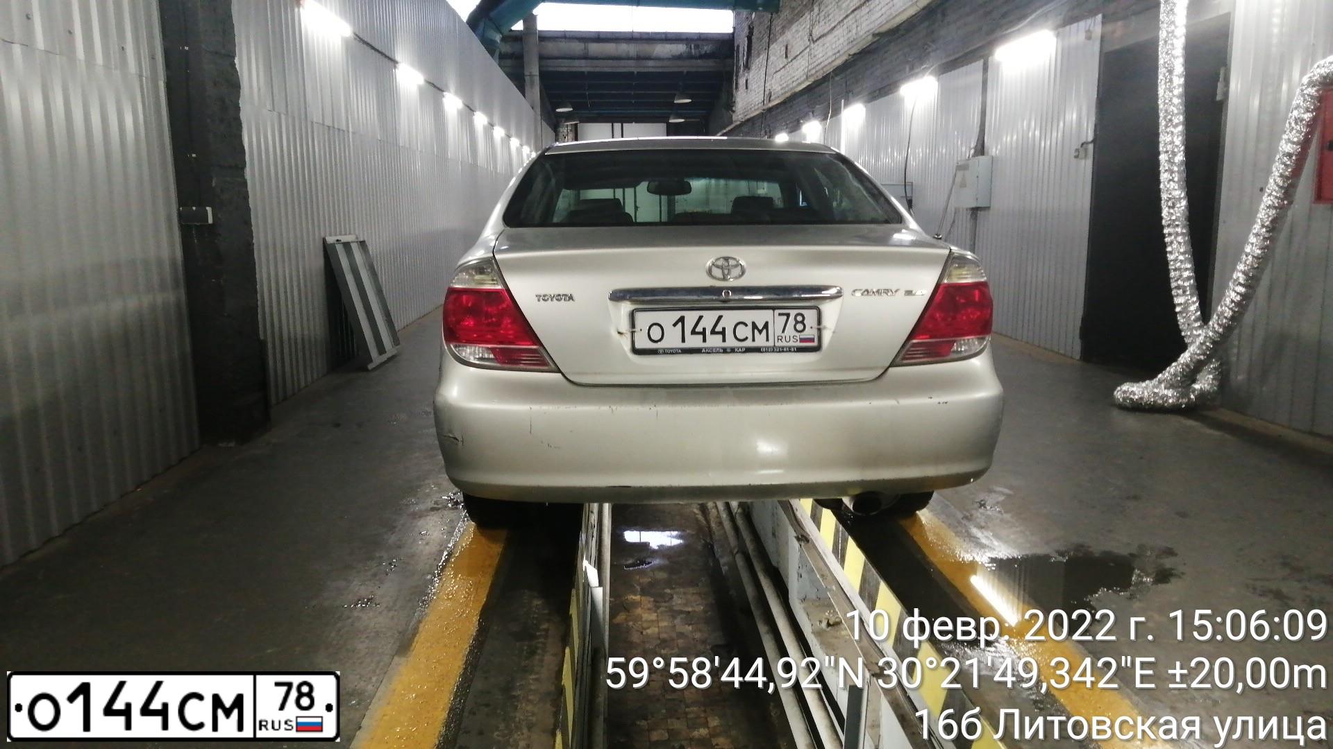 Фото автомобиля TOYOTA CAMRY, 2004 — госномер О144СМ78. Цвет: Серебристый