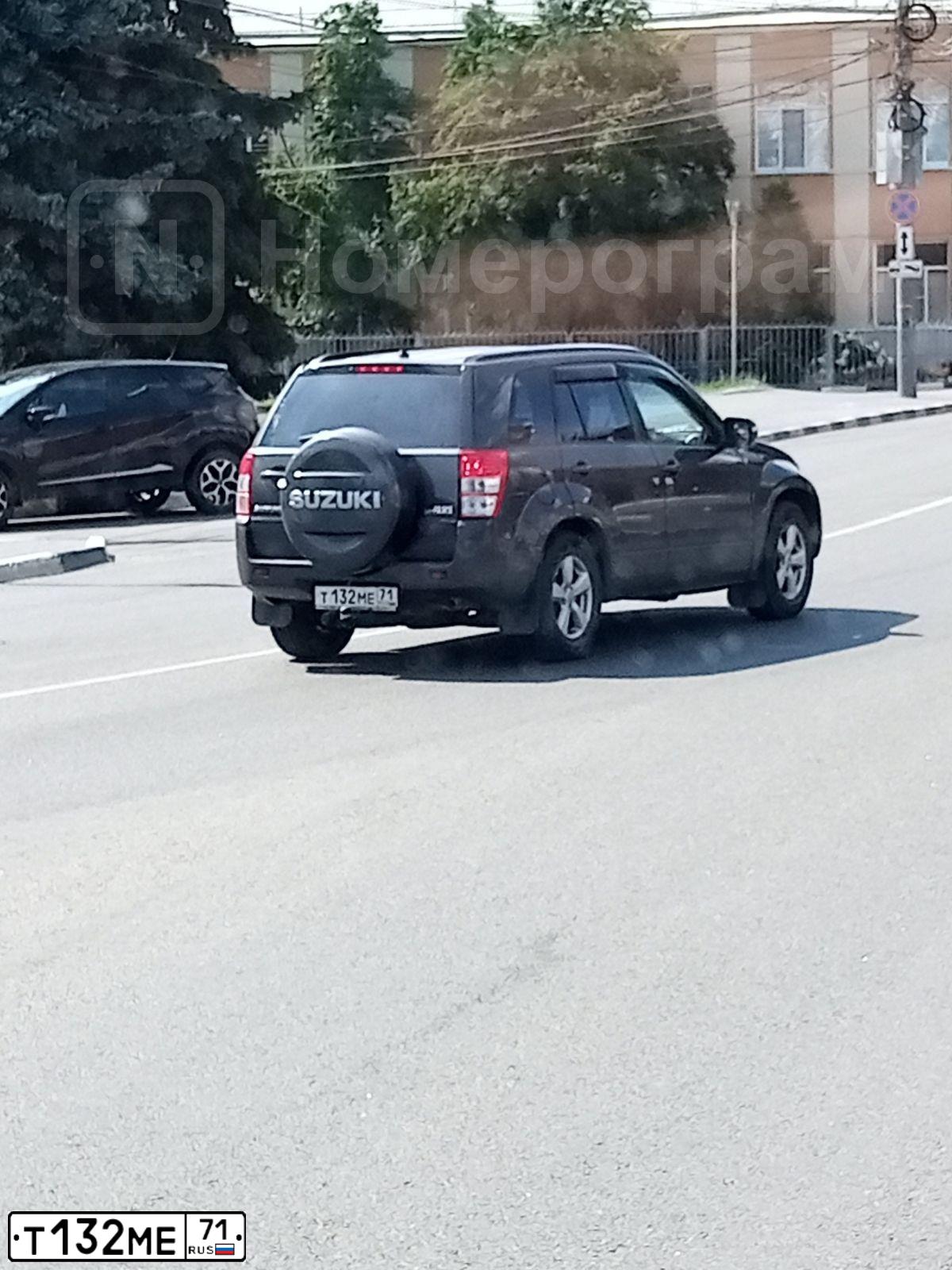 Фото автомобиля SUZUKI /GRAND/ VITARA, 2013 — госномер Т132МЕ71. Цвет: Серый