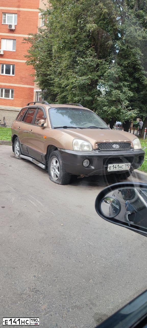 Фото автомобиля HYUNDAI SANTA FE, 2002 — госномер Е141НС190. Цвет: БЕЖЕВЫЙ