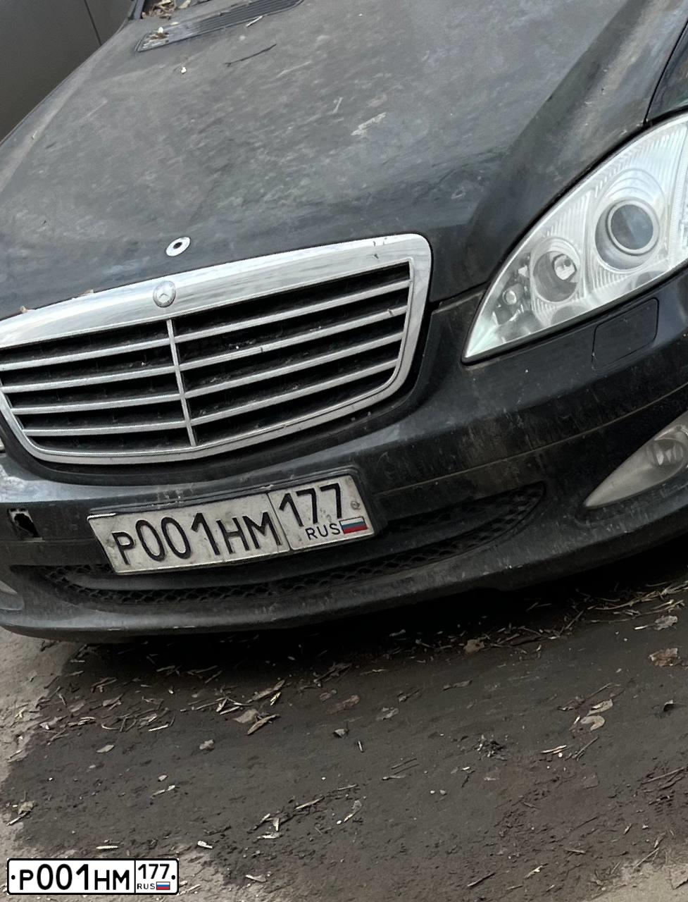 Фото автомобиля MERCEDES S-KLASSE, 2006 — госномер Р001НМ177. Цвет: ЧЕРНЫЙ