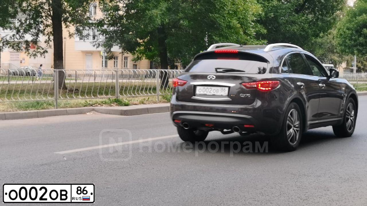 Фото автомобиля INFINITI I QX70 FX, 2015 — госномер О002ОВ86. Цвет: КОРИЧНЕВЫЙ