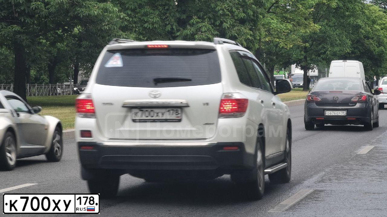 Фото автомобиля HYUNDAI IX35, 2011 — госномер К700ХУ178. Цвет: СЕРЫЙ