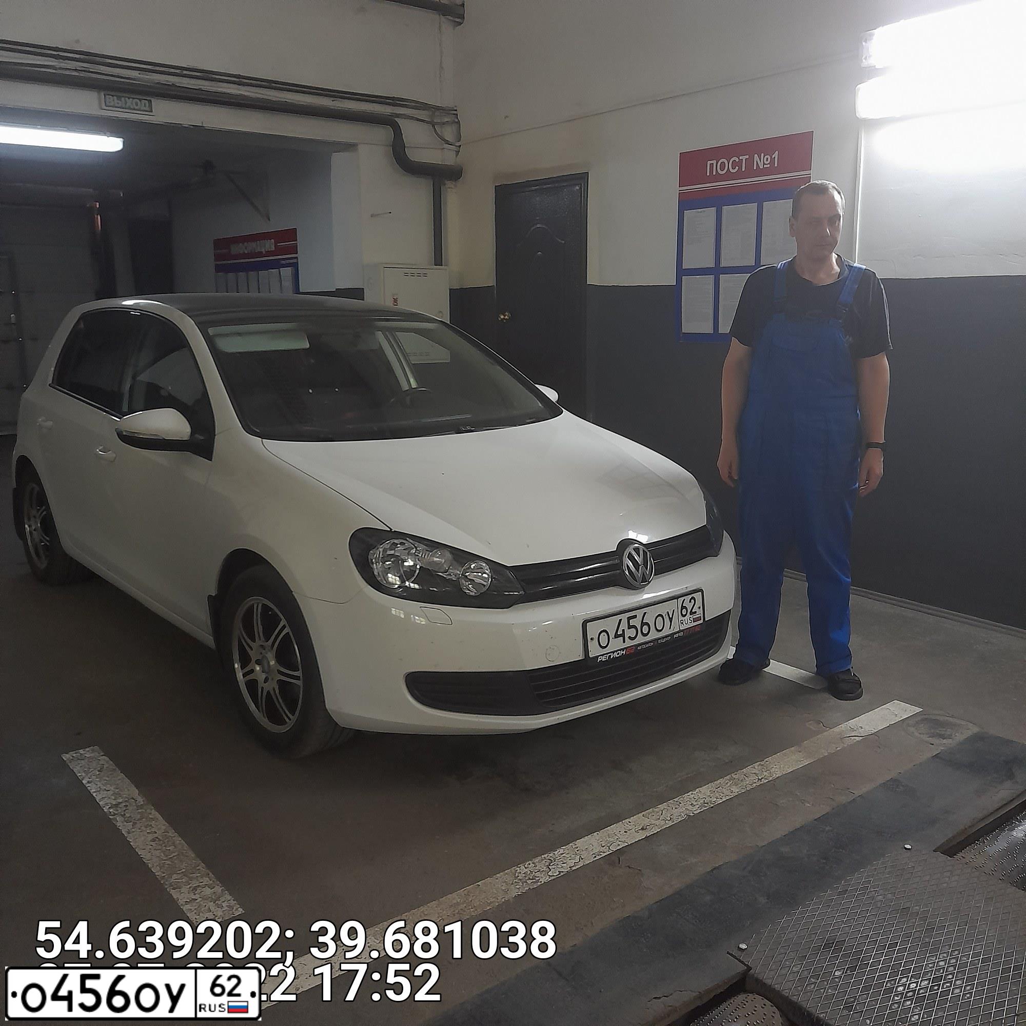 Фото автомобиля VOLKSWAGEN GOLF, 2011 — госномер Р620ОМ62. Цвет: Белый