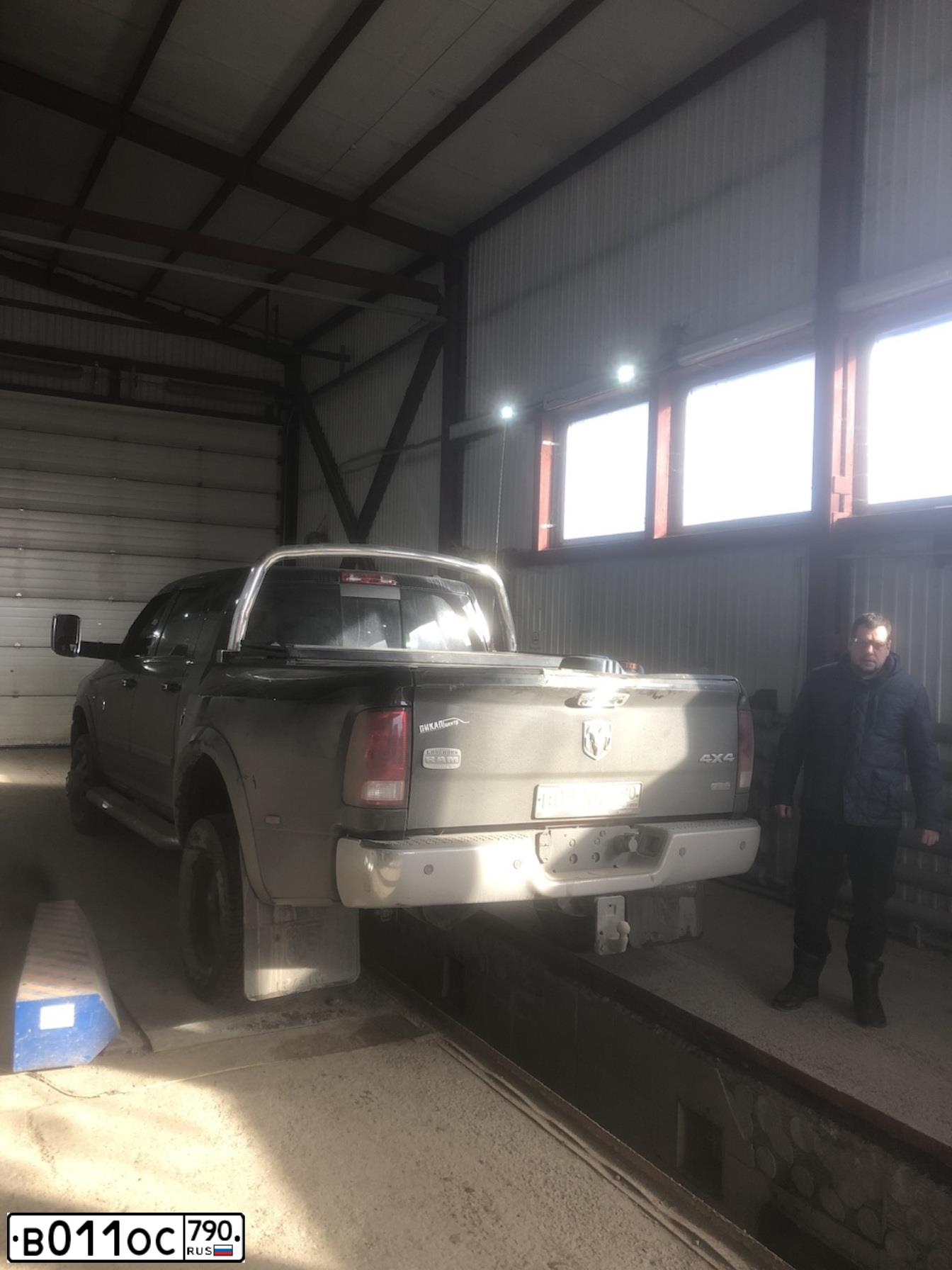 Фото автомобиля DODGE RAM, 2011 — госномер В011ОС790. Цвет: ЧЕРНЫЙ