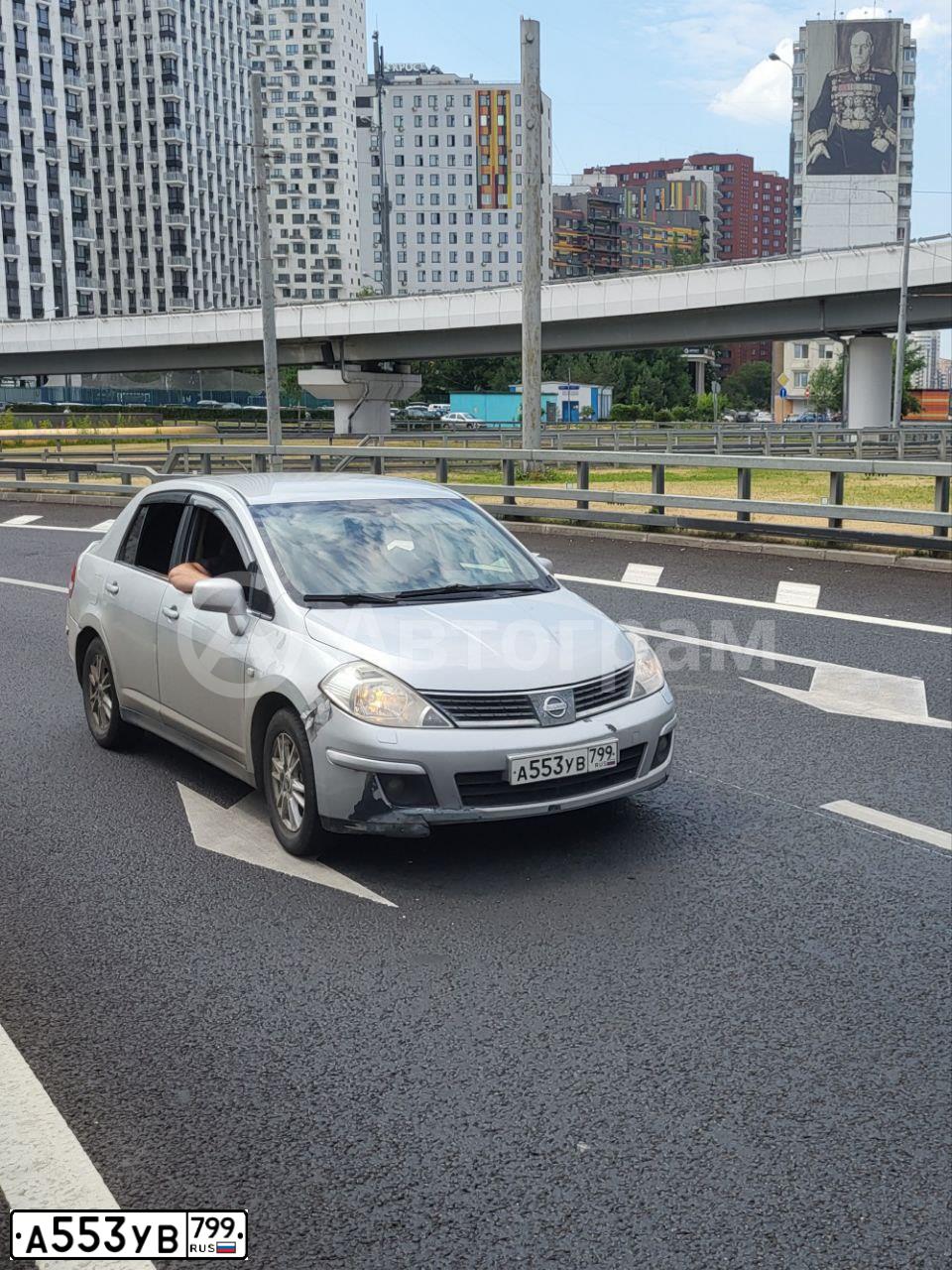 Фото автомобиля NISSAN TIIDA, 2008 — госномер А553УВ799. Цвет: Серебристый