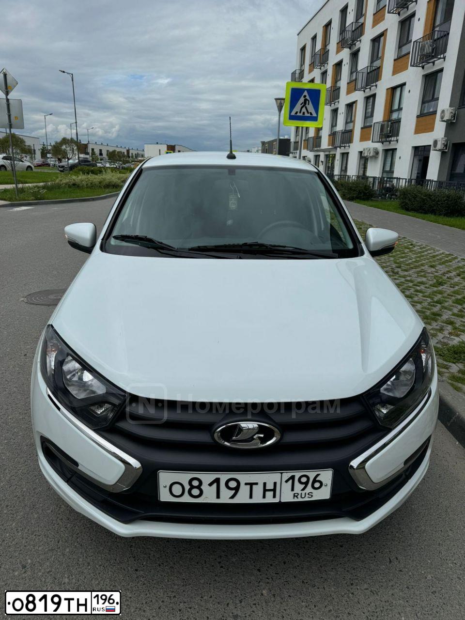 Фото автомобиля VAZ LADA GRANTA, 2023 — госномер О819ТН196. Цвет: Белый